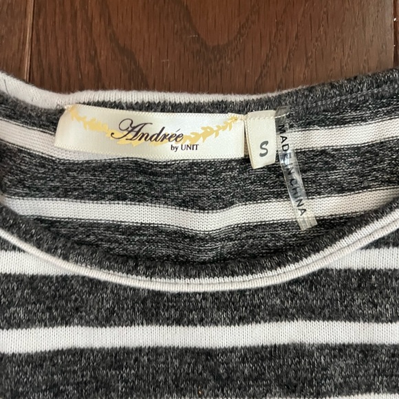 Andree by Unit Top - Picture 2 of 3